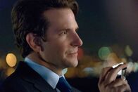 Limitless – Verlangt von Brian, dass Brian Rebecca im Austausch gegen eine Schutzimpfung für NZT hintergeht: Senator Morra (Bradley Cooper) ...