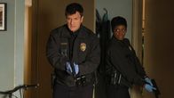 The Rookie – John Nolan (Nathan Fillion) und Talia Bishop (Afton Williamson) stürmen eine Wohnung zur Durchsuchung.