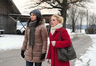 Sturm der Liebe – ARD STURM DER LIEBE FOLGE 1503 Uhr im ERSTEN. Tanja (Judith Hildebrandt, r.) beruhigt Elena (Lili Gesler, l.), die sich beobachtet und verfolgt fühlt.
