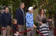 Single Parents – v.l.n.r.) Will Cooper (Taran Killam); Sophie Cooper (Marlow Barkley); Douglas Fogerty (Brad Garrett); Miggy Park (Jake Choi); Angie D'Amato (Leighton Meester, oben); Graham D'Amato (Tyler Wladis, unten)