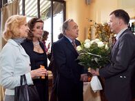 In aller Freundschaft – Prof. Simoni (Dieter Bellmann, 3. von links), Oberschwester Ingrid (Jutta Kammann, links) und Sarah Marquardt (Alexa Maria Surholt) erscheinen etwas später auf Rolands (Thomas Rühmann, rechts) Party. Irgendwie scheint die Stimmung gedrückt zu sein.