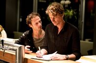 Tatort – Thomas Theissen (Ronny Miersch, r) schafft es zwar, sich um die Betreuung der Mutter und die Leitung seines eigenen Restaurants zu kümmern. Aber als sein Bruder Ben (Hauke Diekamp, l) mal wieder auftaucht und um Unterstützung bittet, ist Schluss mit der Hilfsbereitschaft.