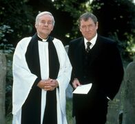 Inspector Barnaby – Pfarrer Stephen Wentworth (Richard Briers, l.) berichtet Inspector Barnaby (John Nettles, r.) von einem Einbruch in sein Haus in der Mordnacht.
