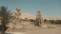 Legendäre Pharaonen – Die Memnonkolosse flankierten einst den Eingang zu Ägyptens größtem Heiligtum: dem Totentempel Amenophis des Dritten.