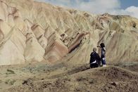 Hit the Road – Hit the Road Zwischenstopp in karger Landschaft: Pantea Panahiha, Rayan Sarlak Copyright: SRF/Filmcoopi