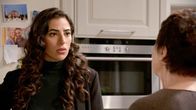 Rote Rosen – Dilay (Ideal Kanal) warnt Ceyda (Renan Demirkan) eindringlich vor Betrügern auf der Dating-Plattform Coupleship, doch Ceyda tut das ungezwungene Chatten gut.
