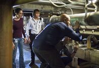 Navy CIS: L.A. – Bei den Ermittlungen in einem neuen Fall, kommen sie einer Sabotage auf die Schliche: Kensi (Daniela Ruah, l.), Deeks (Eric Christian Olsen, 2.v.l.), Callen (Chris O'Donnell, r.) und Sam (LL Cool J, 2.v.r.) ...