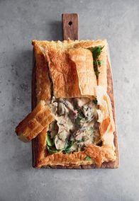 Jamie Oliver: Geniale One Pot-Gerichte – Champignon-Pie mit Kuchenkruste.