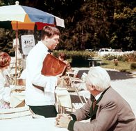 Im singenden Rössl am Königssee – (v.li.) Peter Weck (Franz Fidelis / Benedikt Fidelis), Paul Hörbiger (Amtsgerichtsrat Zwicker).