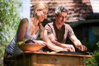 Zu Tisch ... – Ana Vrbaski und Marko Dinjaski bereiten gemeinsam eine traditionelle Gemüsetorte zu.