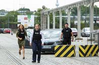 WaPo Berlin – Paula Sprenger (Sarina Radomski, mi.), Bettina König (Domique Chiout, li.) und SEK-Einsatzleiter Mario Blasic (Johann Fohl, re.) beobachten das gekidnappte Ausflugsboot MS Bettina.