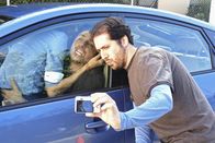 Scrubs - Die Anfänger – Während Turk versucht, den Posten als Chefchirurg zu bekommen, werden Elliot (Sarah Chalke, l.) und J.D. (Zach Braff, M.) in einer peinlichen Situation ertappt ...