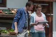 Der Bergdoktor – Hans Gruber (Heiko Ruprecht, l.) und Anne Meierling (Ines Lutz, r.) haben endlich einen Weg gefunden, gut miteinander zu arbeiten.