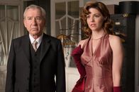 Velvet – Don Emilio (José Sacristán, l.); Cristina (Manuela Velasco, r.)