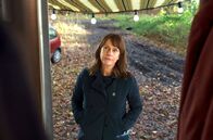 Polizeiruf 110 – Brasch (Claudia Michelsen) vor dem Lovemobil.