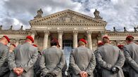 ZDF-History – Deutsche Soldaten – sie stehen heute in einem Spannungsverhältnis zwischen historischen Brüchen und Kontinuitäten.