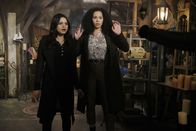 Charmed – Mel Vera (Melonie Diaz, l.); Macy Vaughn (Madeleine Mantock, r.)
