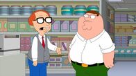 Family Guy – Peter (r.) möchte dem Apotheker Mort (l.) helfen, aber jeder Rettungsversuch geht schief, bis sie die zündende Idee haben ...