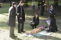 Castle – Kevin Ryan (Seamus Dever, l.), Richard Castle (Nathan Fillion, 2.v.l.), Kate Beckett (Stana Katic, M.) und Lanie Parish (Tamala Jones, r.) untersuchen die Leiche einer jungen Frau (Vanessa Motta, liegend), die auf einem Spielplatz gefunden wurde.