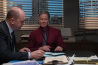 Mayday - Alarm im Cockpit – REENACTMENT - Der NTSB-Ermittler (gespielt von Sebastian Spence) und Bob Benzon (gespielt von Thomas Gordon Marriott) analysieren die Flugdaten von Air Transport International Flug 782, um herauszufinden, wie die Piloten bei einem versuchten Start mit drei Triebwerken 1995 in Kansas City von der Landebahn abgekommen sind. (Cineflix 2023/Shay Markowitz)