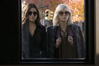 Ocean's 8 – Debbie Ocean (Sandra Bullock, l.) und Lou (Cate Blanchett, r.) beobachten durchs Fenster des Restaurants das von ihnen eingefädelte Treffen zwischen Modedesignerin Rose Weil und Schauspielerin Daphne Kluger.