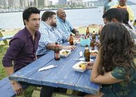 Hawaii Five-0 – Das gemütliche Zusammensitzen haben sich Adam Noshimuri (Ian Anthony Dale), Jerry Ortega (Jorge Garcia), Lou Grover (Chi McBride) (v.l.n.r.) und die anderen redlich verdient .. doch werden auch alle an diesem Tisch sitzen können?