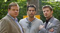 Die Rosenheim-Cops – Der Fall bekommt eine unerwartete Wendung, als Hartl (Michael A. Grimm, l.) und Hansen (Igor Jeftic, r.) ein pikantes Detail aus dem Leben von Kletterkursteilnehmer Lindmayr (Florian Odendahl, M.) erfahren.