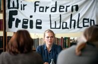 Weissensee – Robert bleibt verschwunden. Vera (Anna Loos) liest bei einer Bürgerrechtsversammlung seine Predigt vor.
