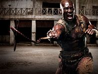 Spartacus – Drago (Peter Mensah) ist Sklave und Trainer der Gladiatoren in Batiatus' Gladiatorenschule. Er glaubt an die Ehre der Schule, bis er jedoch eines Besseren belehrt wird ...