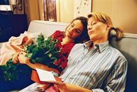 Edel & Starck – Sandra (Rebecca Immanuel, l.) und Patricia (Barbara Demmer, r.) sind fasziniert von Alexanders Liebesgedichten ...