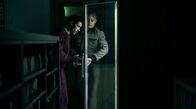 Prisoner – Auf der Flucht – Amber (Izuka Hoyle) und Tibor (Tahar Rahim) suchen nach Medizin für ihn.