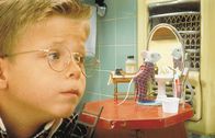 Stuart Little – George Little (Jonathan Lipnicki) ist neugierig und verbringt immer mehr Zeit mit Stuart. Schon nach kurzer Zeit entwickelt sich zwischen den beiden eine enge Freundschaft.
