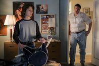 Young Sheldon – (v.li.): Montana Jordan (George Cooper Jr.), Lance Barber (George Cooper Sr.),