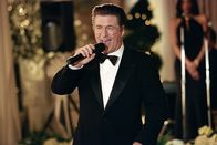 ... und dann kam Polly – Reubens Vorgesetzter Stan Indursky (Alec Baldwin) ist felsenfest davon überzeugt, dass keine seinem Charme widerstehen kann ...