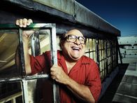 It's Always Sunny in Philadelphia – (6. Staffel) - Frank Reynolds (Danny DeVito) ist der juristische Vater von Dennis und Dee, beteuert immer nur das Beste für seine Kinder zu wollen, nutzt sie allerdings ständig aus und spannt sie für seine Zwecke ein ...