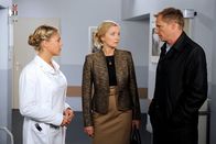 Rote Rosen – ARD ROTE ROSEN FOLGE 1169 Uhr im ERSTEN. Nicole (Martina Mank, M.) verschweigt gegenüber Philipp (Thorsten Nindel, r.) und Britta (Jelena Mitschke, l.) die Gründe für Henriettes Kollaps.