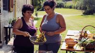 Zu Tisch ... – Zu Tisch Bologna – Italien Luisa und Tocher Anna füllen die Tortellini mit Gemüse aus dem eigenen Garten. Copyright: SRF/Berlin Producers Media/Dieter Stürmer