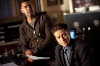Castle – Javier Esposito (Jon Huertas, l.) und Kevin Ryan (Seamus Dever, r.) finden ein interessantes Detail über Melanie Rogers, die ermordet aufgefunden wurde, heraus ...