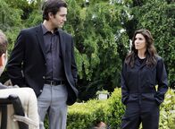 Navy CIS: L.A. – Ein geheimes Waffenlager soll ausgeraubt werden, doch die Diebe werden überrascht. Kensi (Daniela Ruah, r.) soll sich in die Organisation des bekannten Räubers Stanley King (Victor Webster, l.) einschleichen und dort undercover ermitteln - doch das verläuft anders als geplant ...
