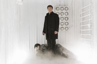 Castle – Von den Terroristen wird Richard Castle (Nathan Fillion, r.) in einen Kühllaster gesperrt, in dem auch die Leiche von Jamal Alhabi (Piter Marek, l.) liegt ...