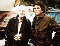 Ein Engel auf Erden – Frank (Lew Ayres, l.) erzählt Jonathan (Michael Landon, r.) von den guten alten Zeiten.