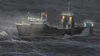 In Seenot – Die See ist rau im Frühling 2008. Eigentlich ist die Crew der Alaska Ranger bestens auf Stürme und Unwetter vorbereitet. Wie kam es also zum Kentern des Fischerschiffs?