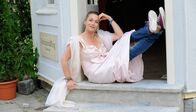 Hochzeitskönig – Hannah (Aglaia Szyszkowitz) übernimmt die Hochzeitsagentur ihrer Mutter, die nach einem Autounfall im Krankenhaus liegt.