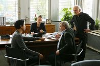 Rentnercops – v.r.) und Edwin (Tilo Prückner, r.) entwickeln Theorien, wer die Wirtin umgebracht haben könnte.