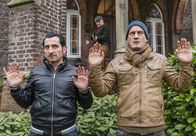 Koslowski & Haferkamp – Martin Koslowski (Sönke Möhring, r.) und Hasan Haferkamp (Tim Seyfi, l.) treffen vor der Villa auf Bengs' Senior (Walter Gontermann, M.) und seine Flinte.