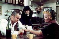 Der Graf von Monte Christo – Edmond Dantès (Jean Marais, Mi.) gibt sich als Pater aus, um Caderousse (Daniel Ivernel, li.) und seiner Frau (Claude Génia) einen teuren Diamanten zu schenken.