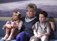 Young Sheldon – L-R: Missy Cooper (Raegan Revord), Connie 'Meemaw' Tucker (Annie Potts) und Sheldon Cooper (Iain Armitage)