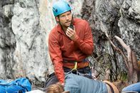 Die Bergretter – Markus (Sebastian Ströbel) hat die vermissten Sonja (Lena Reinhold) gefunden. Kommt die Hilfe für die Verletzte noch rechtzeitig?