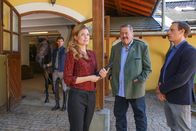 Die Rosenheim-Cops – Die Kommissare ermitteln auf einem Gestüt in Rosenheim, dessen Inhaber ermordet wurde. Markus Köhler (Philip Dechamps), Evi Ahrens (Siri Nase), Kommissar Hofer (Joseph Hannesschläger), Kommissar Bach (Patrick Kalupa).