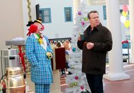 Modern Family – v.li.: Clown (Christopher Gehrman), Cameron Tucker (Eric Stonestreet)